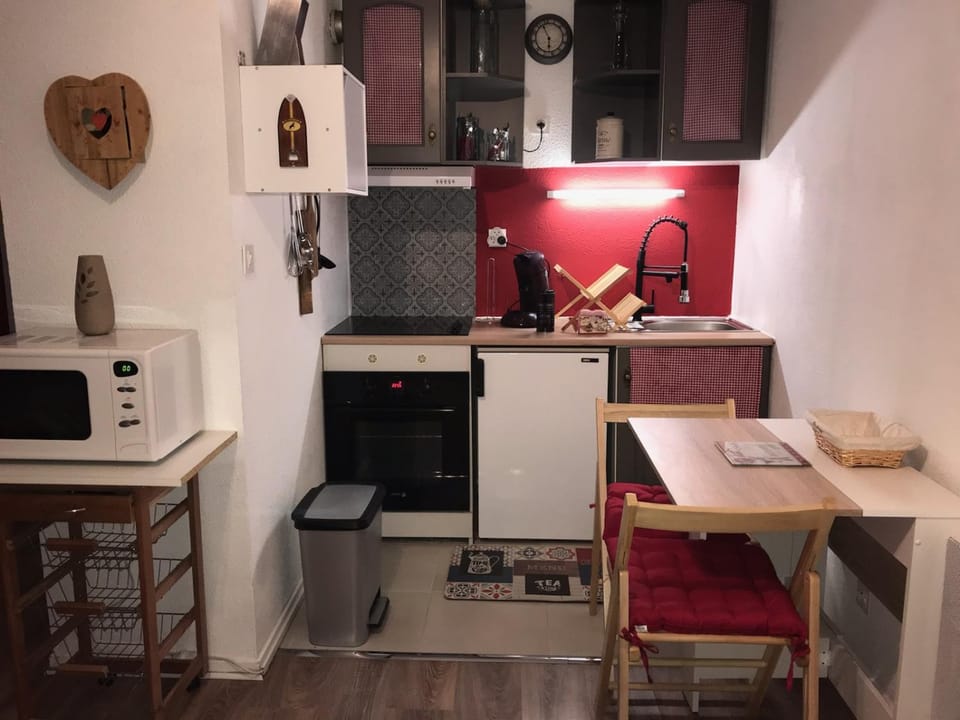 Kitchen or kitchenette, Dining area, oven, stove