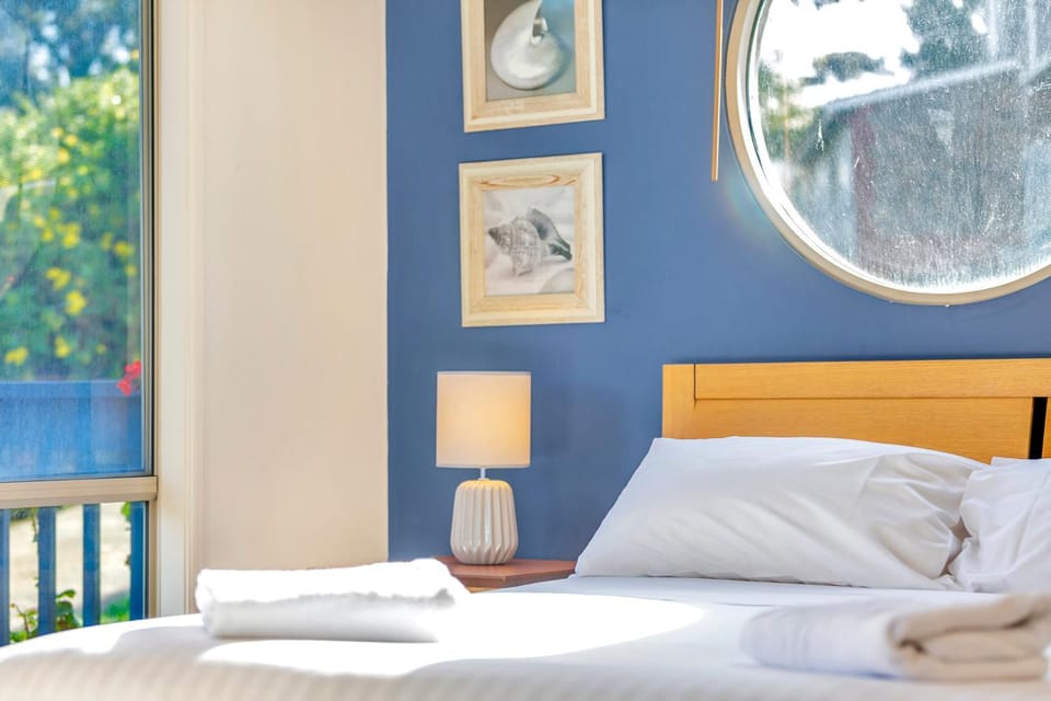 Bed, Bedroom, Garden view