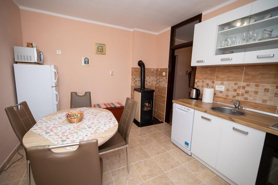 Kitchen or kitchenette, Dining area, dishwasher, minibar, pet friendly
