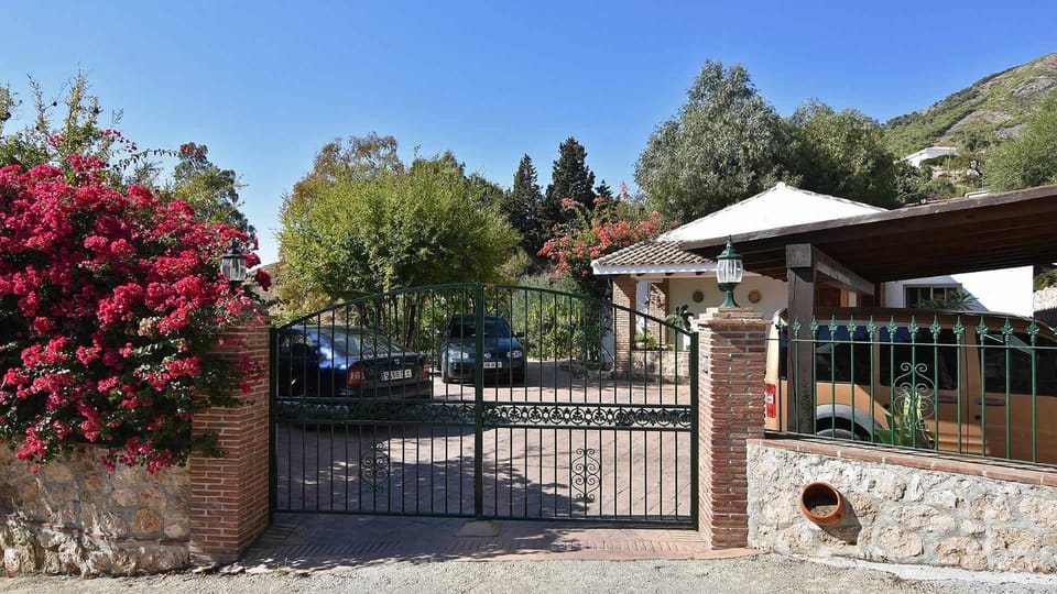 Property building, Facade/entrance, Off site