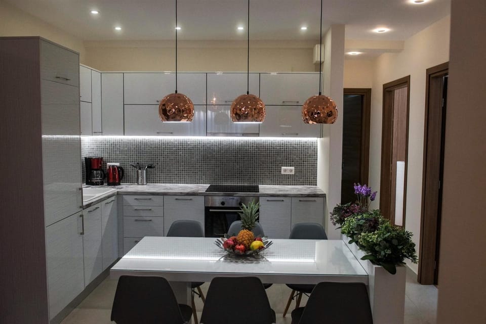 Kitchen or kitchenette, Dining area