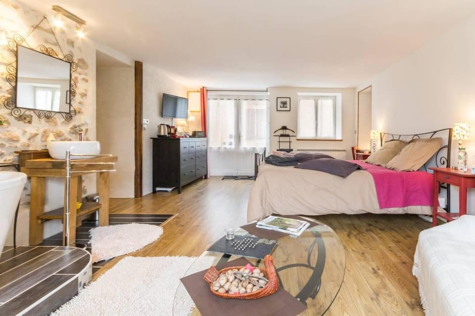 Bed, TV and multimedia, Living room, Seating area, Bedroom