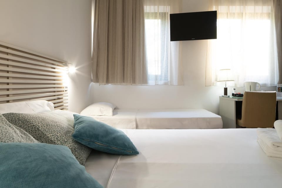 Bed, TV and multimedia, Photo of the whole room, Bedroom
