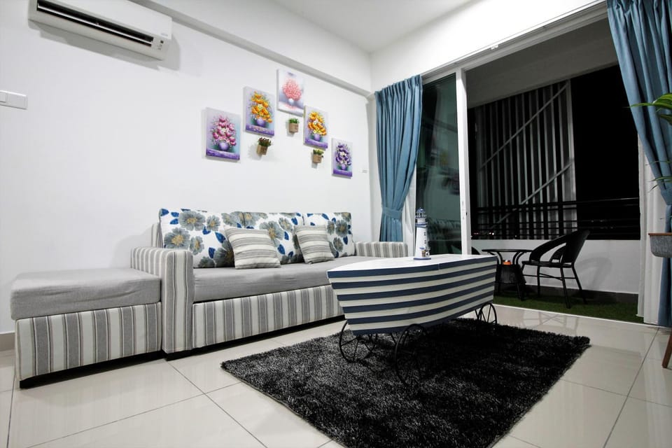 Balcony/Terrace, Living room, Seating area, City view, Mountain view, Street view
