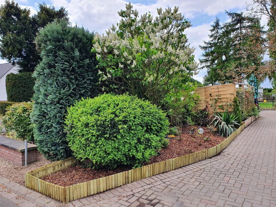 Property building, Facade/entrance, Day, Garden, Garden view