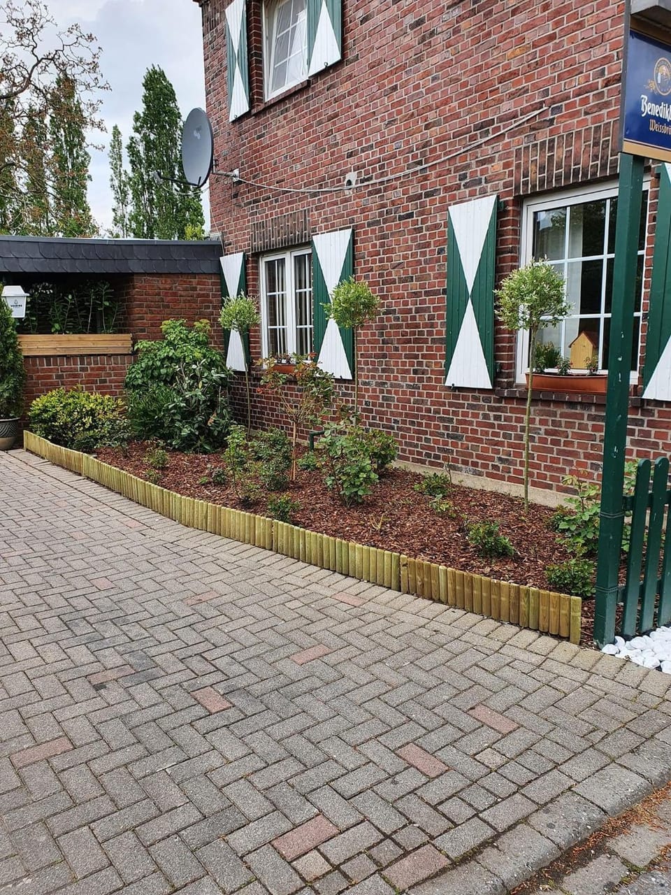 Property building, Day, Garden, Garden view, Street view