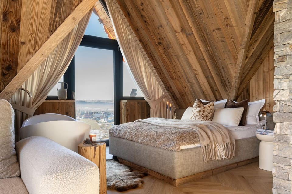 Bed, Photo of the whole room, Seating area, Bedroom