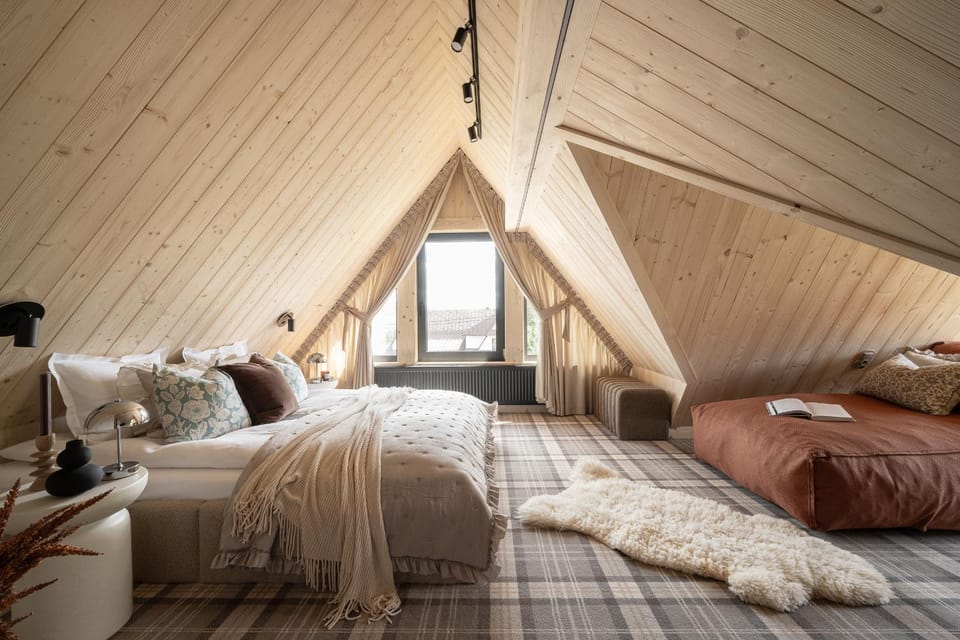 Bed, Living room, Photo of the whole room, Seating area, Bedroom