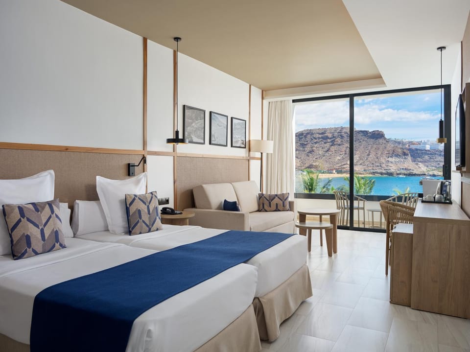 Photo of the whole room, Sea view