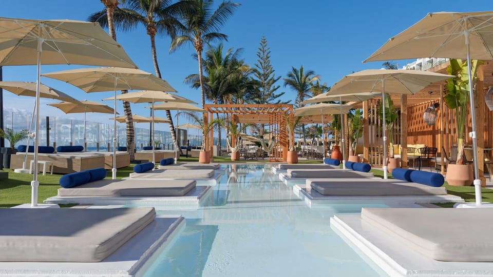 Swimming pool, sunbed