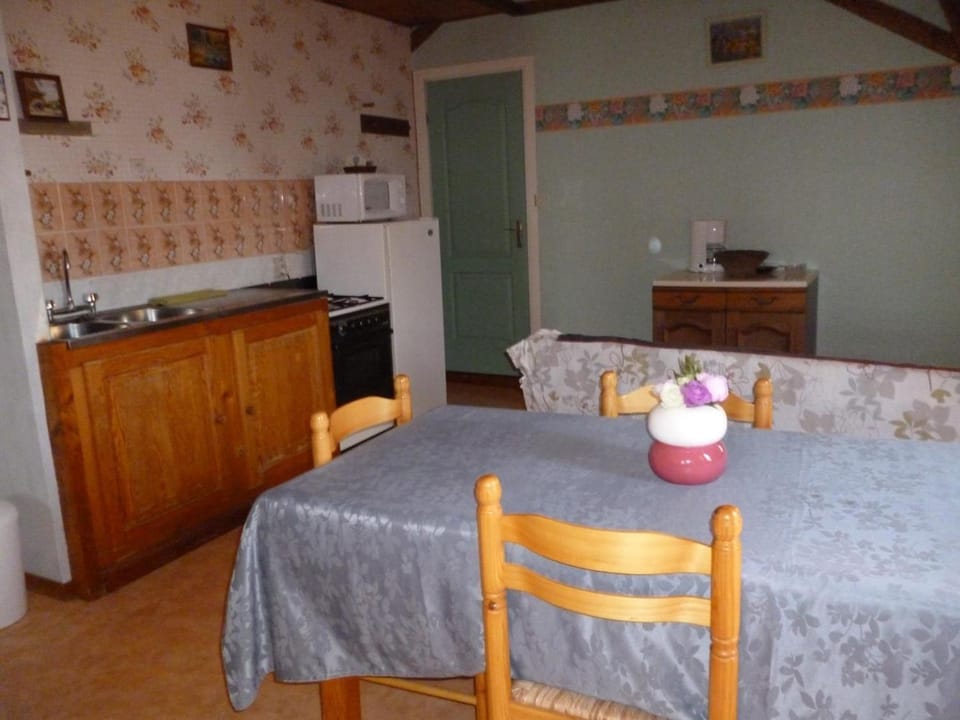 Charmant appartement à la ferme, 2 chambres, Wi-Fi, proche Auxi-le-Château - FR-1-376-28 House in Hauts-de-France
