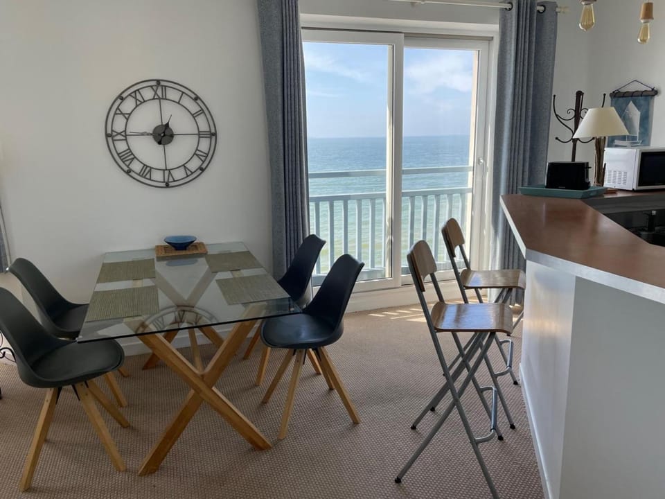 View (from property/room), Kitchen or kitchenette, Seating area, Dining area, Sea view