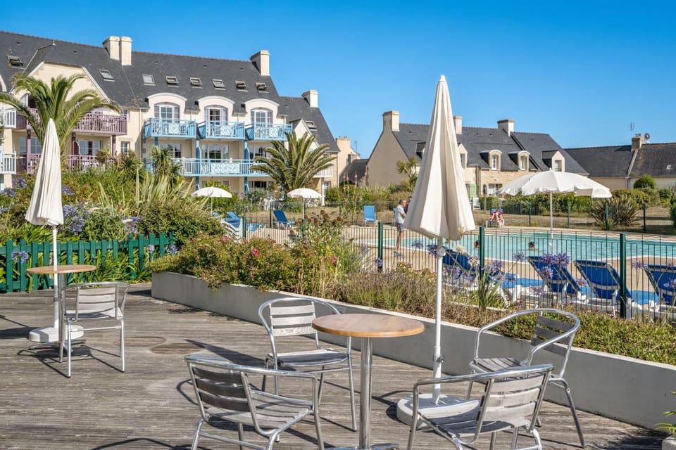 Property building, Restaurant/places to eat, Day, Summer, Balcony/Terrace, Pool view, Swimming pool, Swimming pool, sunbed