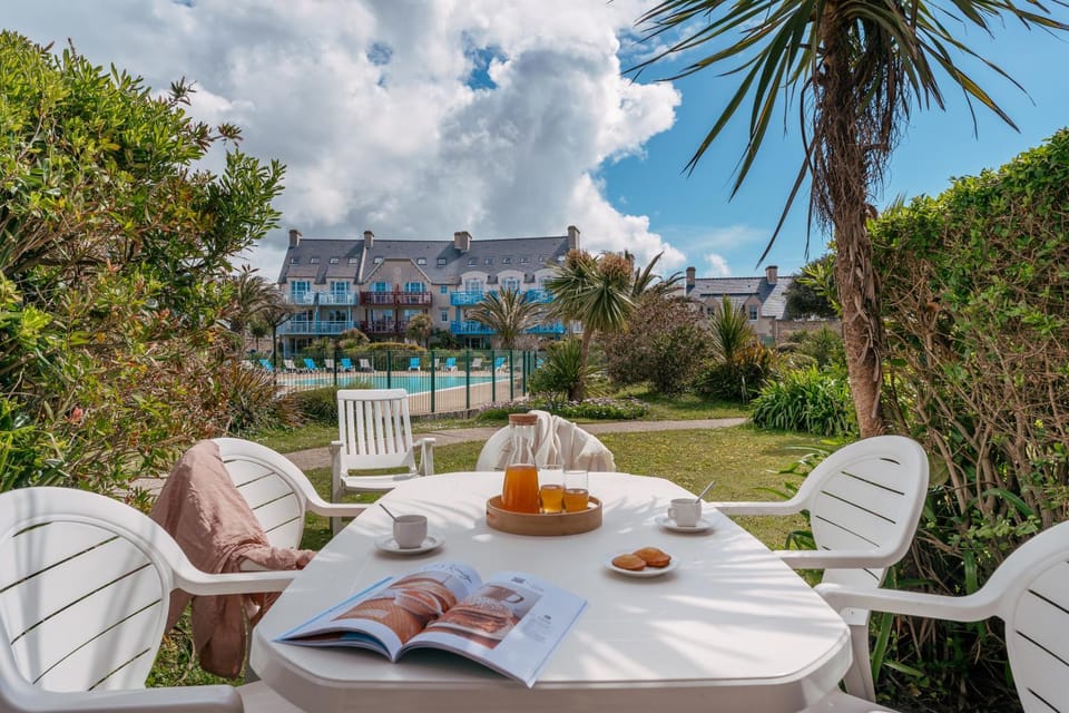 Property building, Patio, Spring, Day, Food and drinks, Seating area, Dining area, Food