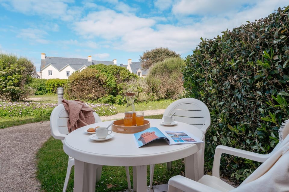 Patio, Spring, Day, Living room, Food and drinks, Seating area, Dining area, Food