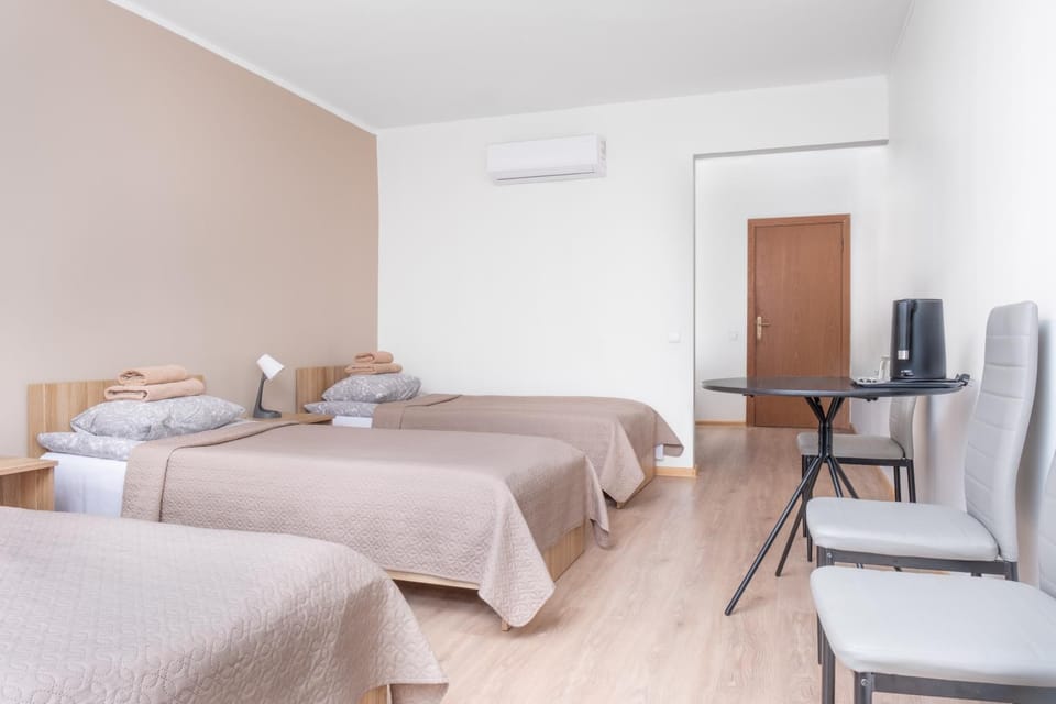 Bed, TV and multimedia, Photo of the whole room, Seating area, Bedroom, air conditioner