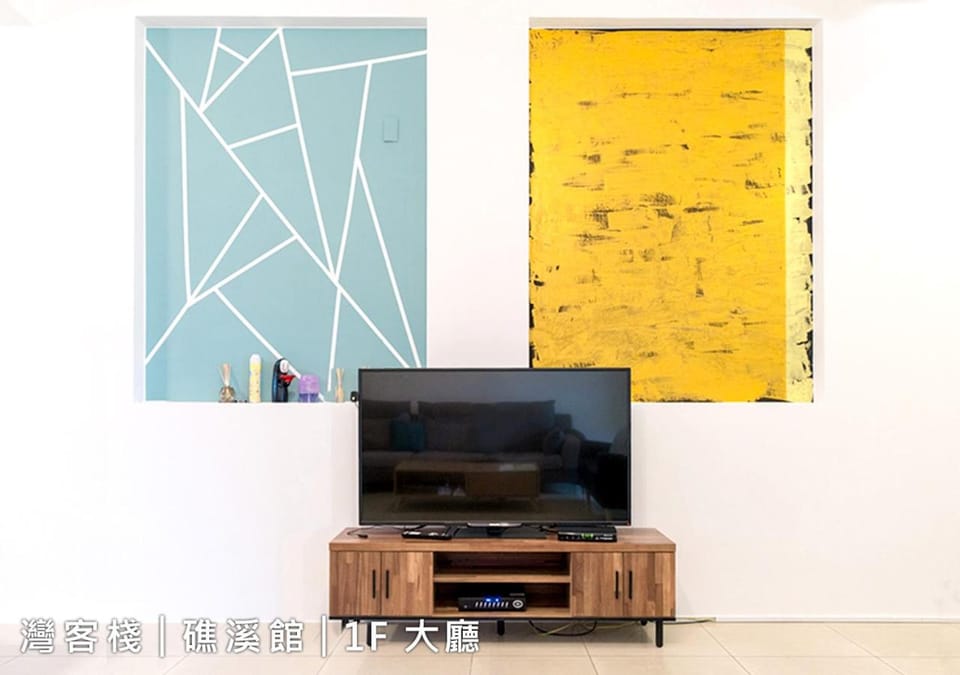 Communal lounge/ TV room, Karaoke, TV and multimedia, Living room, Decorative detail, Evening entertainment, On site, Text overlay, Area and facilities, Entertainment