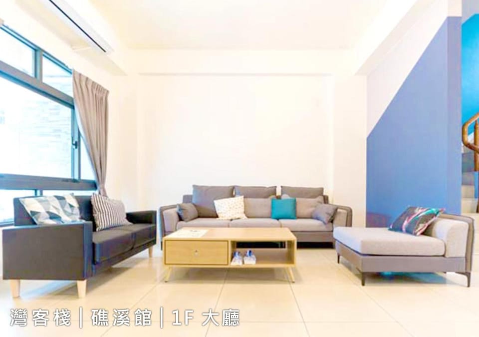 Restaurant/places to eat, Activities, Karaoke, Living room, On site, Text overlay, Area and facilities, Entertainment, hair dresser, air conditioner