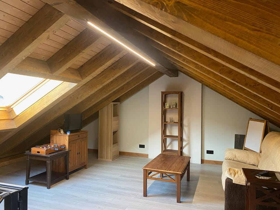 Toilet, TV and multimedia, Living room, Seating area
