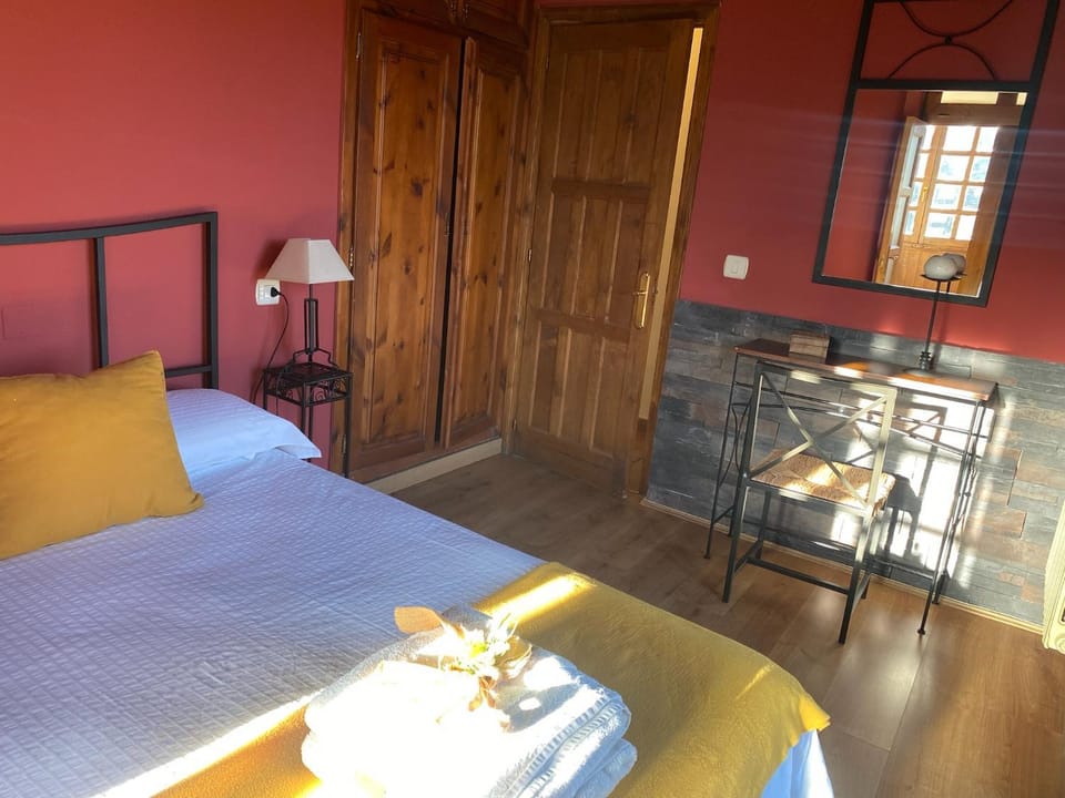 Bed, Photo of the whole room, Bedroom