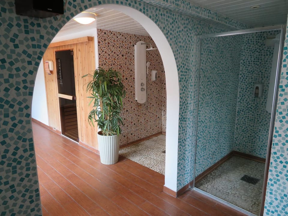 Staff, Sauna, Spa and wellness centre/facilities, group of guests, Family