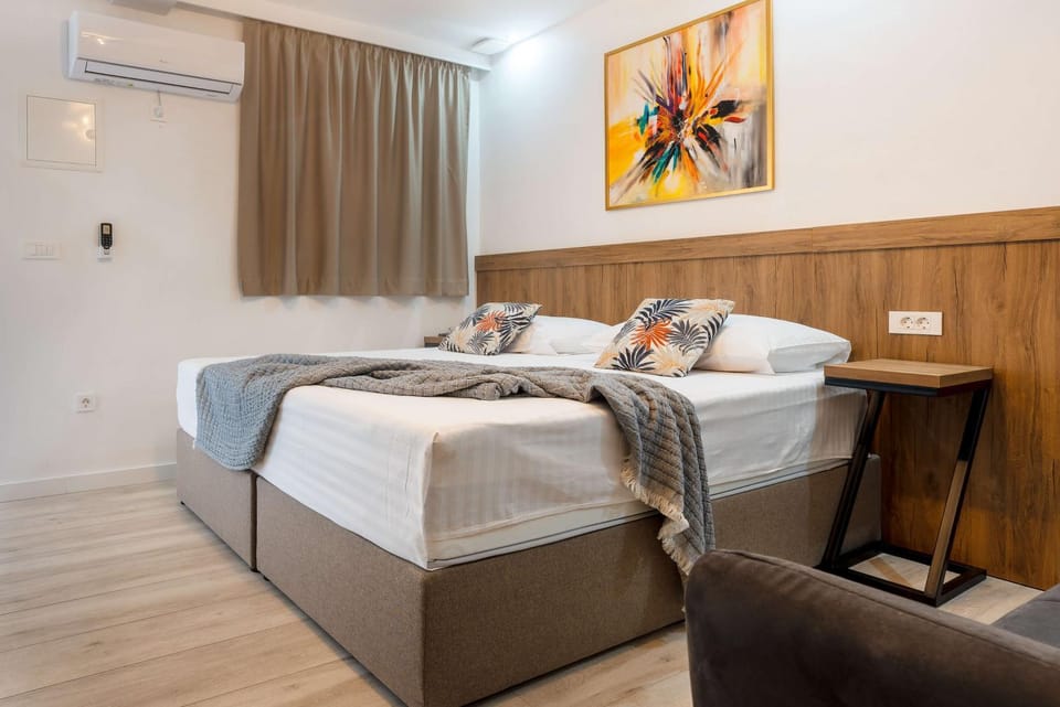 Bed, Photo of the whole room, Bedroom, air conditioner