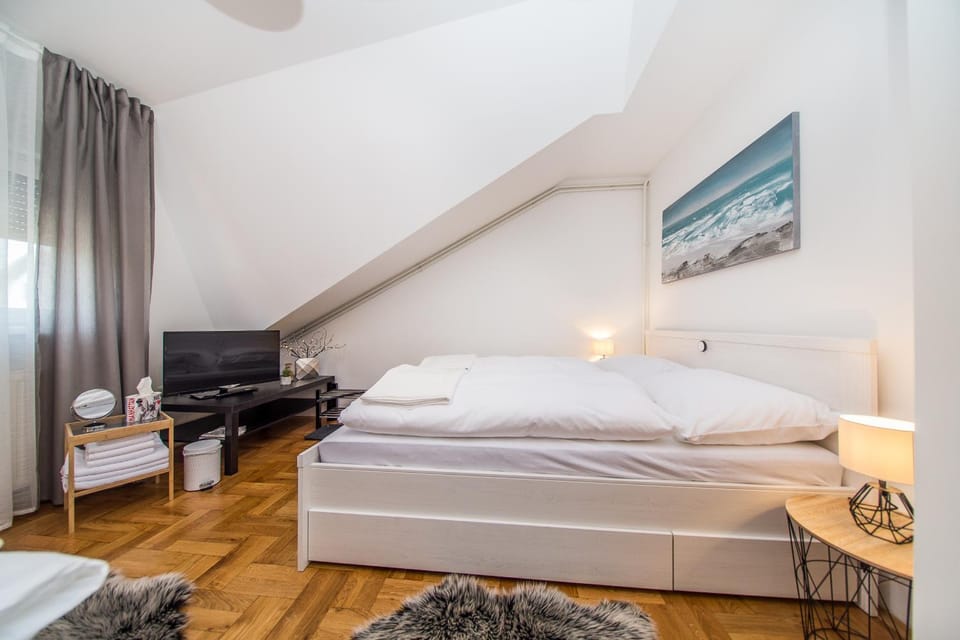 Day, Bedroom, Street view