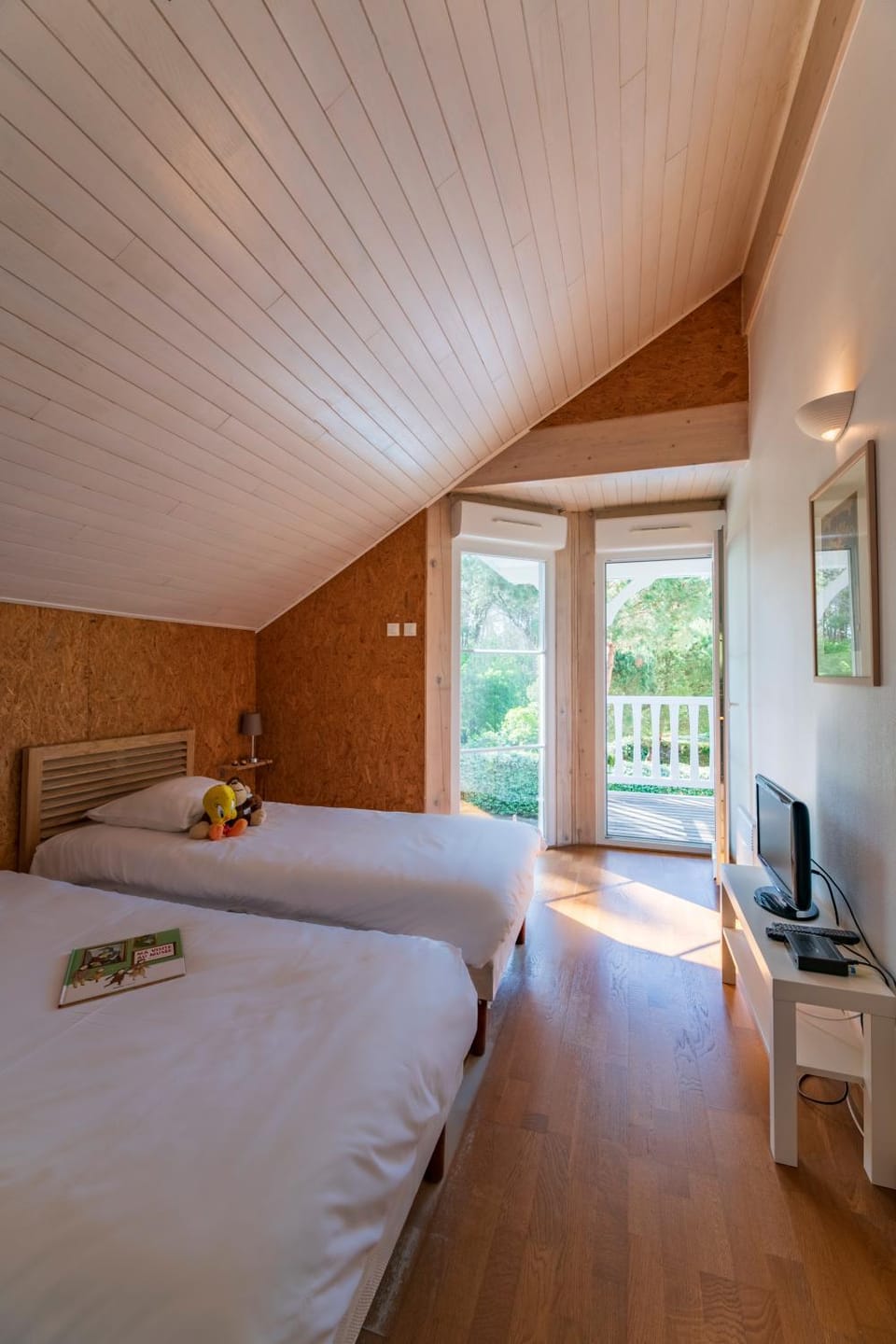 TV and multimedia, Photo of the whole room, Bedroom