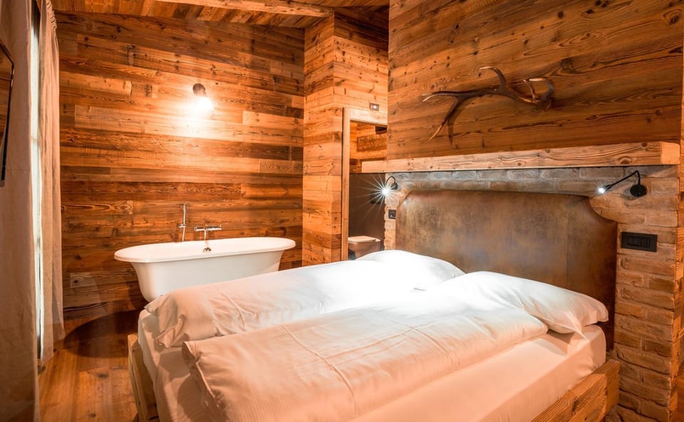 Bed, Bathroom, Photo of the whole room, Bedroom