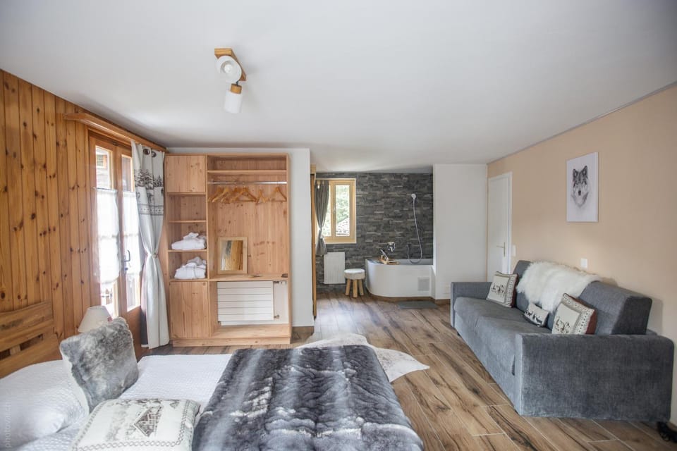 Bed, Living room, Photo of the whole room, Bedroom