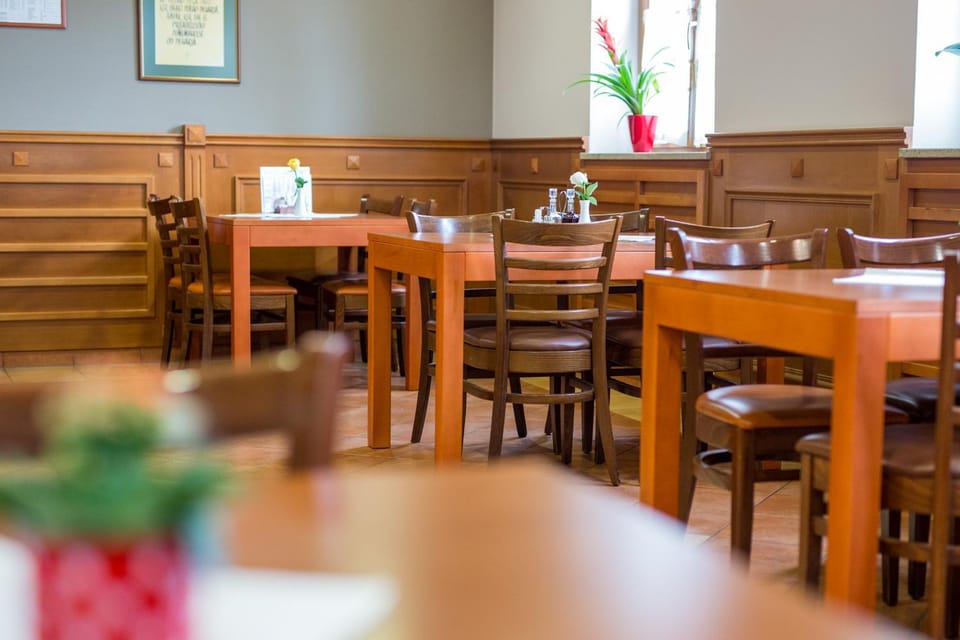 Restaurant/places to eat, Lounge or bar, Banquet/Function facilities
