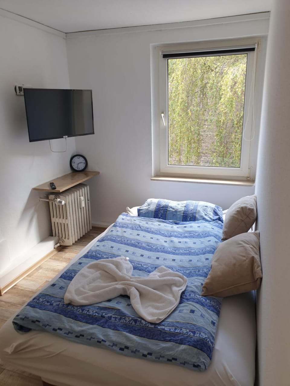 Bed, TV and multimedia, Photo of the whole room