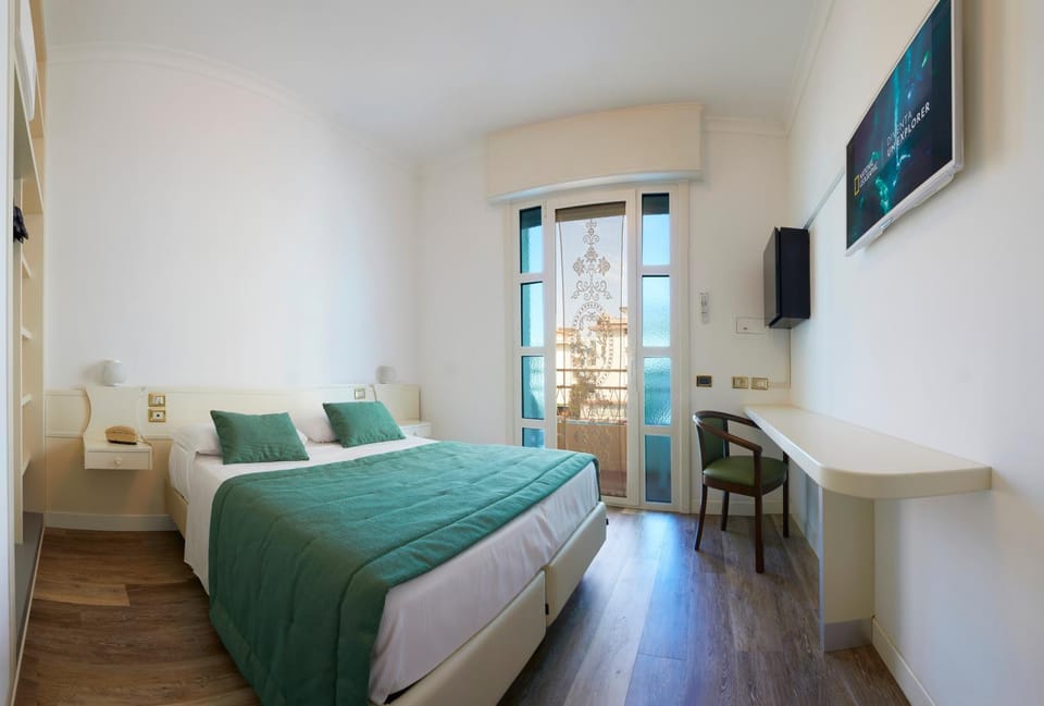 Bed, Photo of the whole room, Bedroom, oven