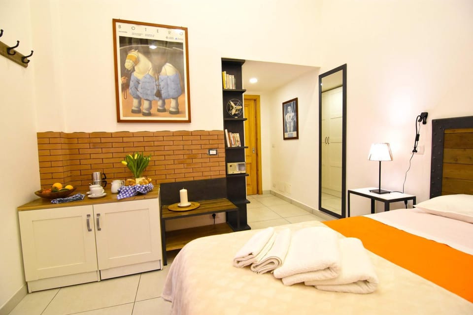 Bed, Bathroom, TV and multimedia, Decorative detail, Italian breakfast