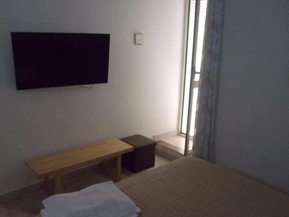 Bed, TV and multimedia, Photo of the whole room, Bedroom, towels