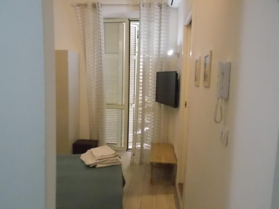 Bed, TV and multimedia, Photo of the whole room, Bedroom, towels