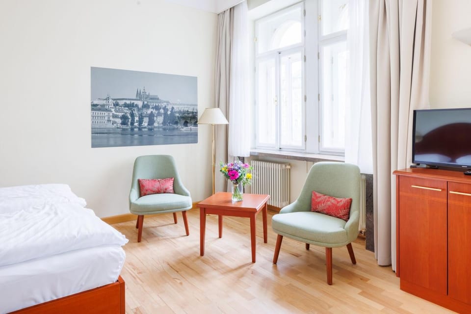 Bed, TV and multimedia, View (from property/room), Seating area, Bedroom