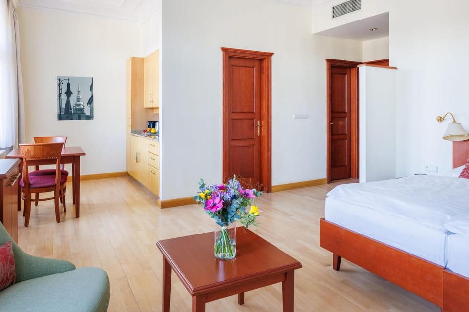 Bed, Photo of the whole room, Seating area, Dining area, Bedroom, kitchen