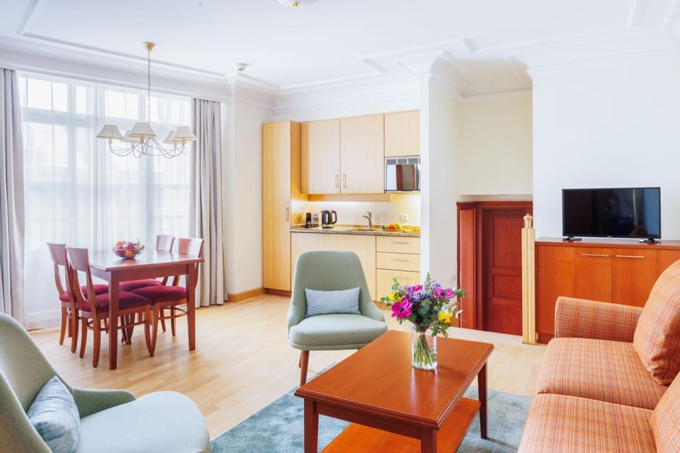 TV and multimedia, Kitchen or kitchenette, Living room, Seating area, Dining area, kitchen