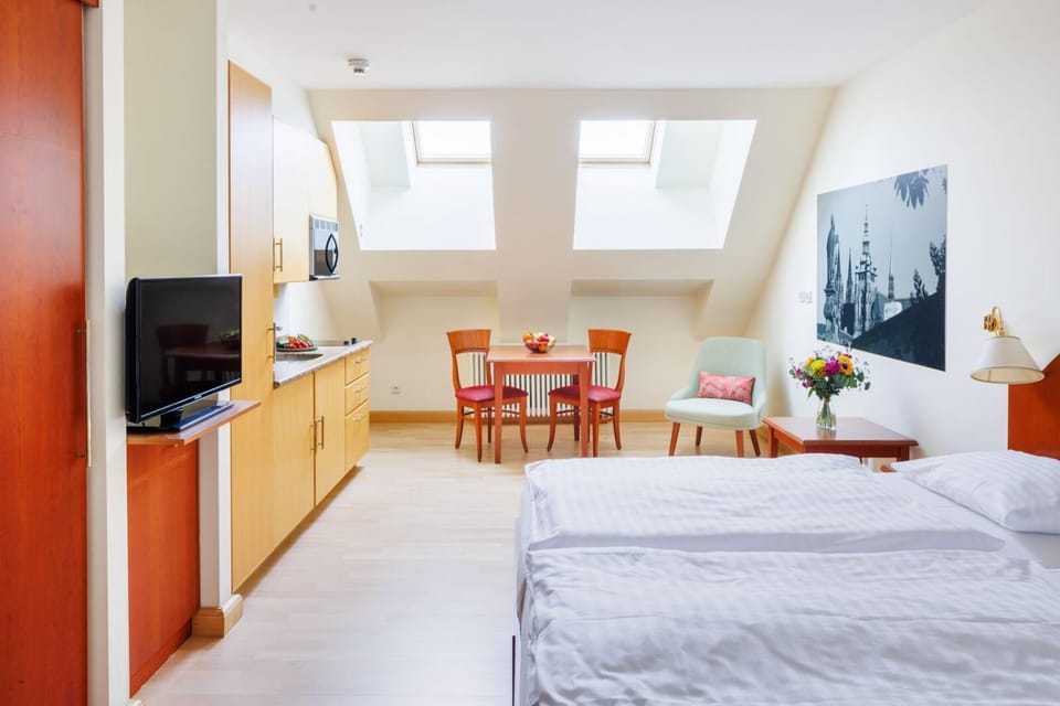 Bed, TV and multimedia, Kitchen or kitchenette, Photo of the whole room, Dining area, Bedroom, microwave