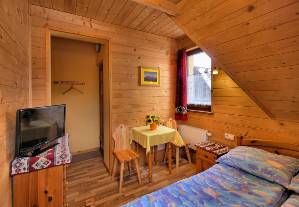 Bed, TV and multimedia, View (from property/room), Photo of the whole room