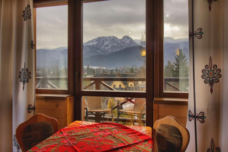 Natural landscape, View (from property/room), Balcony/Terrace, Photo of the whole room, Bedroom, Mountain view