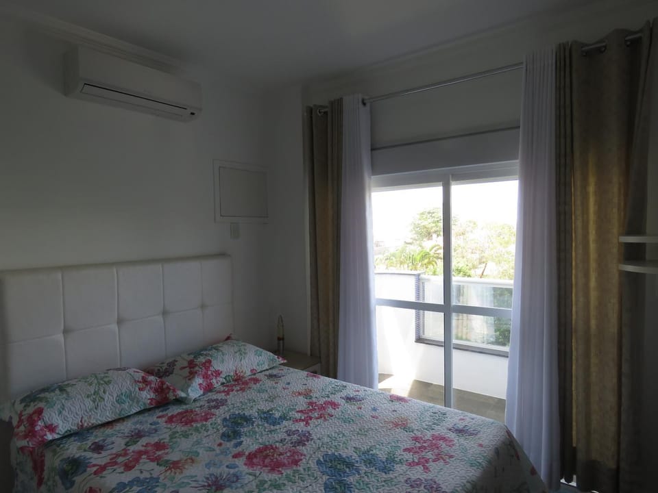 Photo of the whole room, air conditioner
