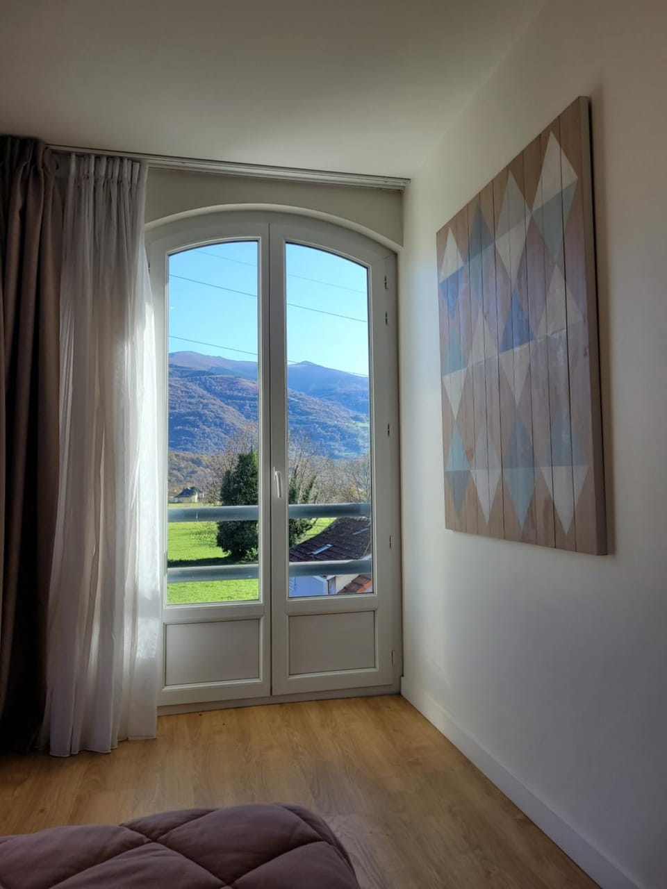 Bedroom, Mountain view