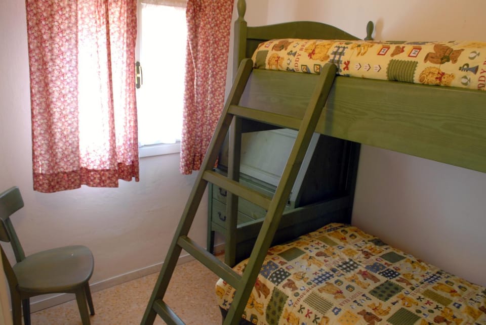Bedroom, bunk bed