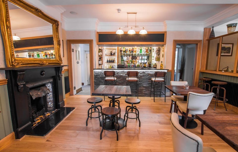 Restaurant/places to eat, Lounge or bar