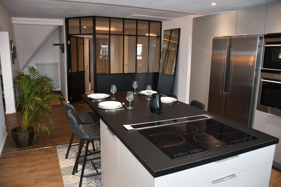 Kitchen or kitchenette, Dining area, stove