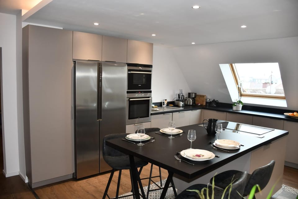 Coffee/tea facilities, Kitchen or kitchenette, Dining area, oven, stove