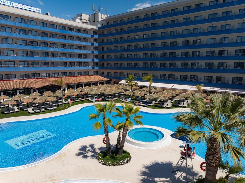 Property building, Pool view, Swimming pool, sunbed