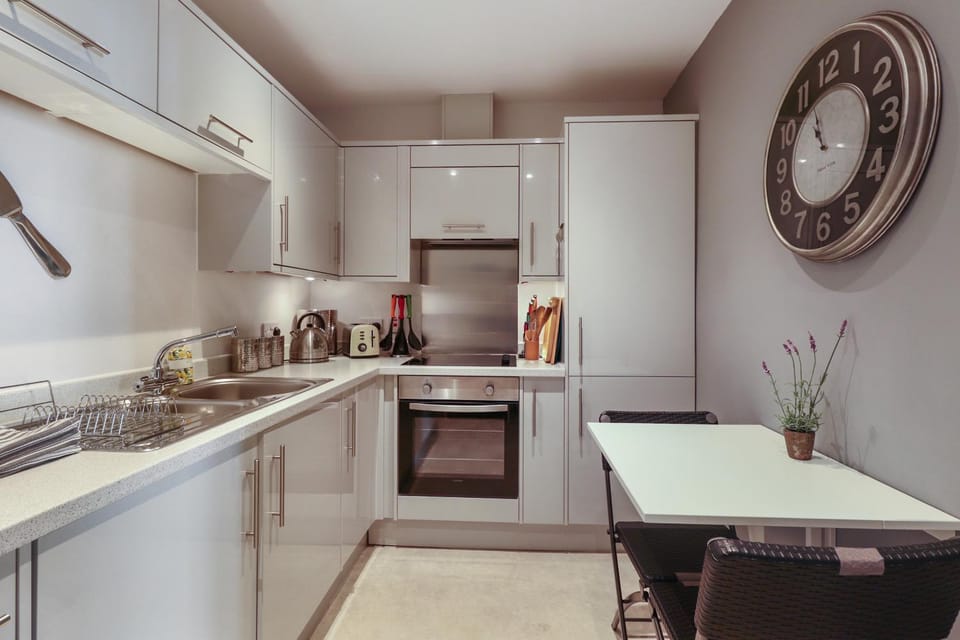Coffee/tea facilities, Kitchen or kitchenette, oven, stove, toaster
